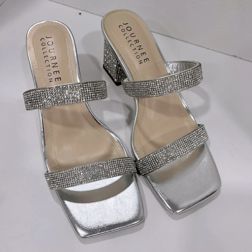 NWT-Journee Collection Womens Shandee Block‎ Heel Pumps Size: 10 Color: Silver